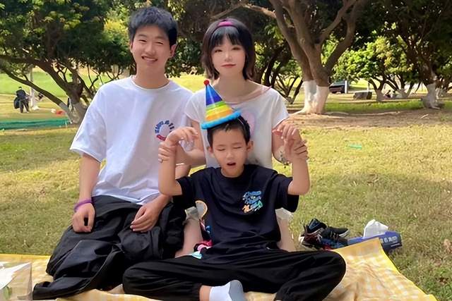 孙卓|幸福感满满!孙卓回老家四丫头晒卓卓打牌画面,辉辉小眼神太抢镜