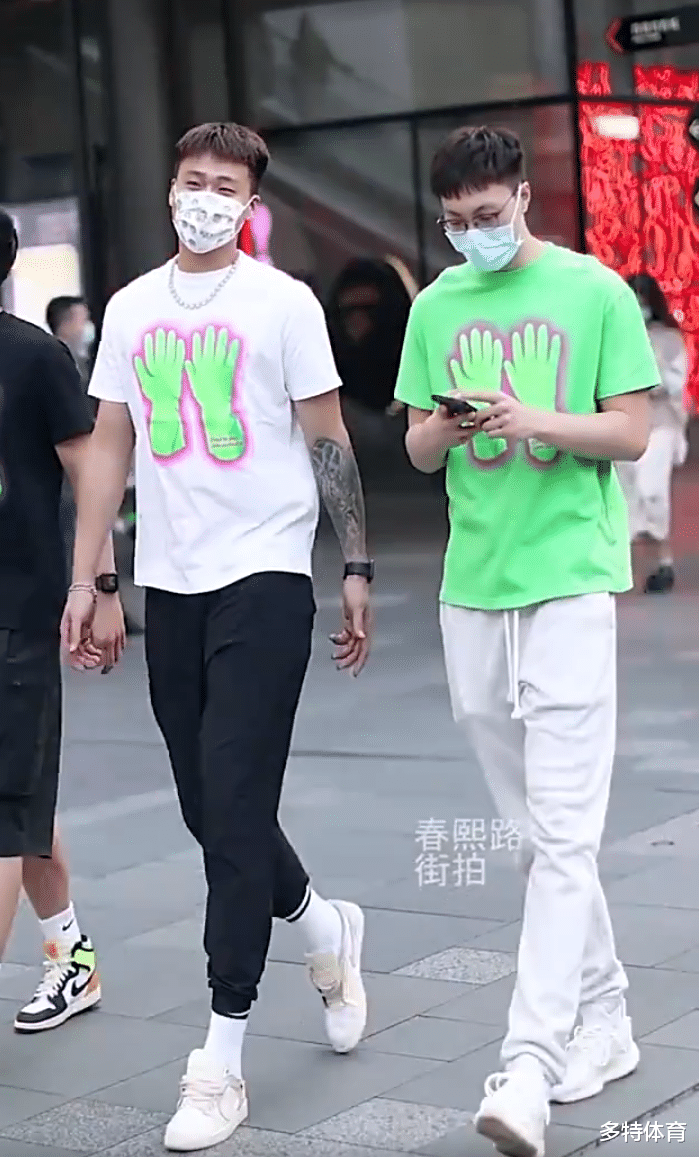 广东男篮|官宣！广东宏远公布好消息，赵睿小胡玩街拍，徐杰被美女重重包围