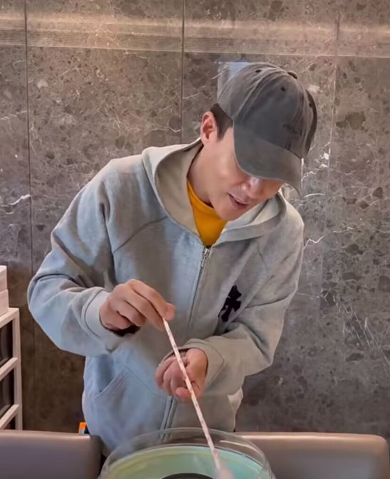 阿拉丁|杜淳在家给老婆做棉花糖,与王灿贴脸秀恩爱,夫妻同框像隔代人