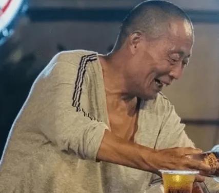 不再出摊的“糖水爷爷”:没被现实生活所打倒,却让负面舆论压垮