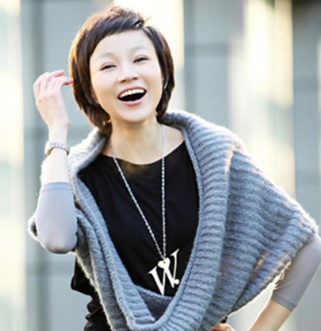 |王蓝一：当过月薪500导游，撞脸董卿搭档宋英杰，婚姻低调有一女