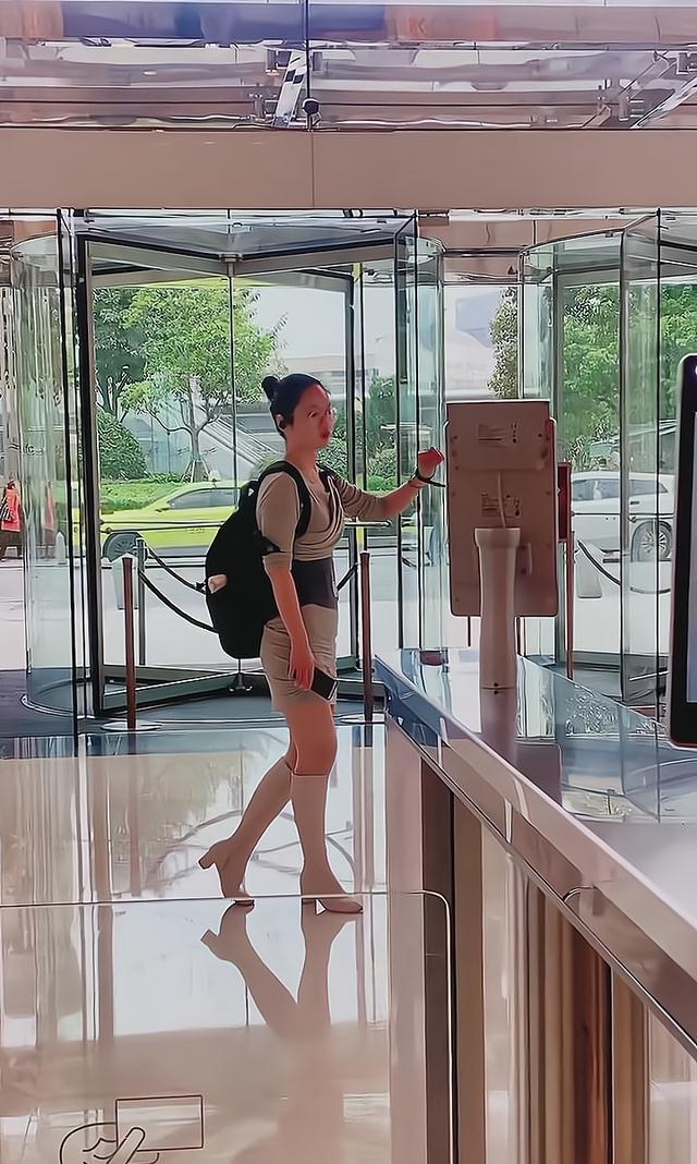 年轻女子疑似精神受挫,独自在大厅讲业务,内容专业曾是公司高管