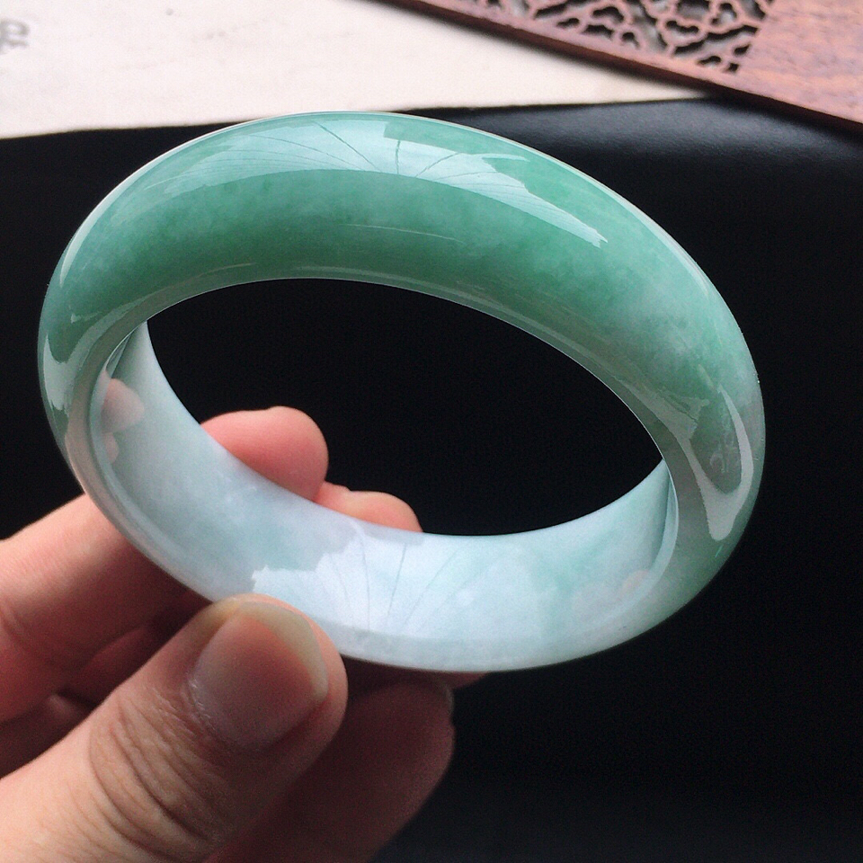 翡翠|1w出头的预算,应该选翡翠手镯还是翡翠挂件?