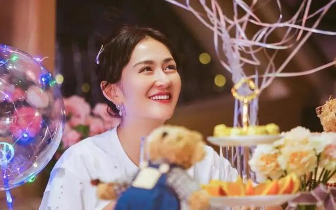 谢娜|谢娜首晒小咘芽，环抱女儿素颜显疲态，曝被婆婆催生做试管双胞胎