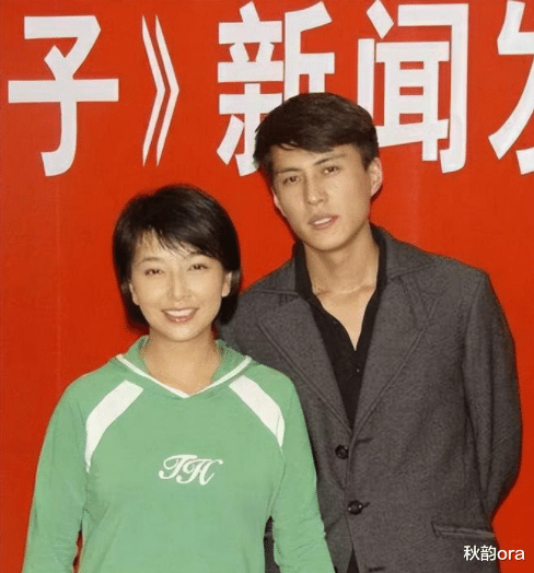 靳东|靳东:与离过婚的江珊同居5年,却为何转身娶了二婚的李佳?