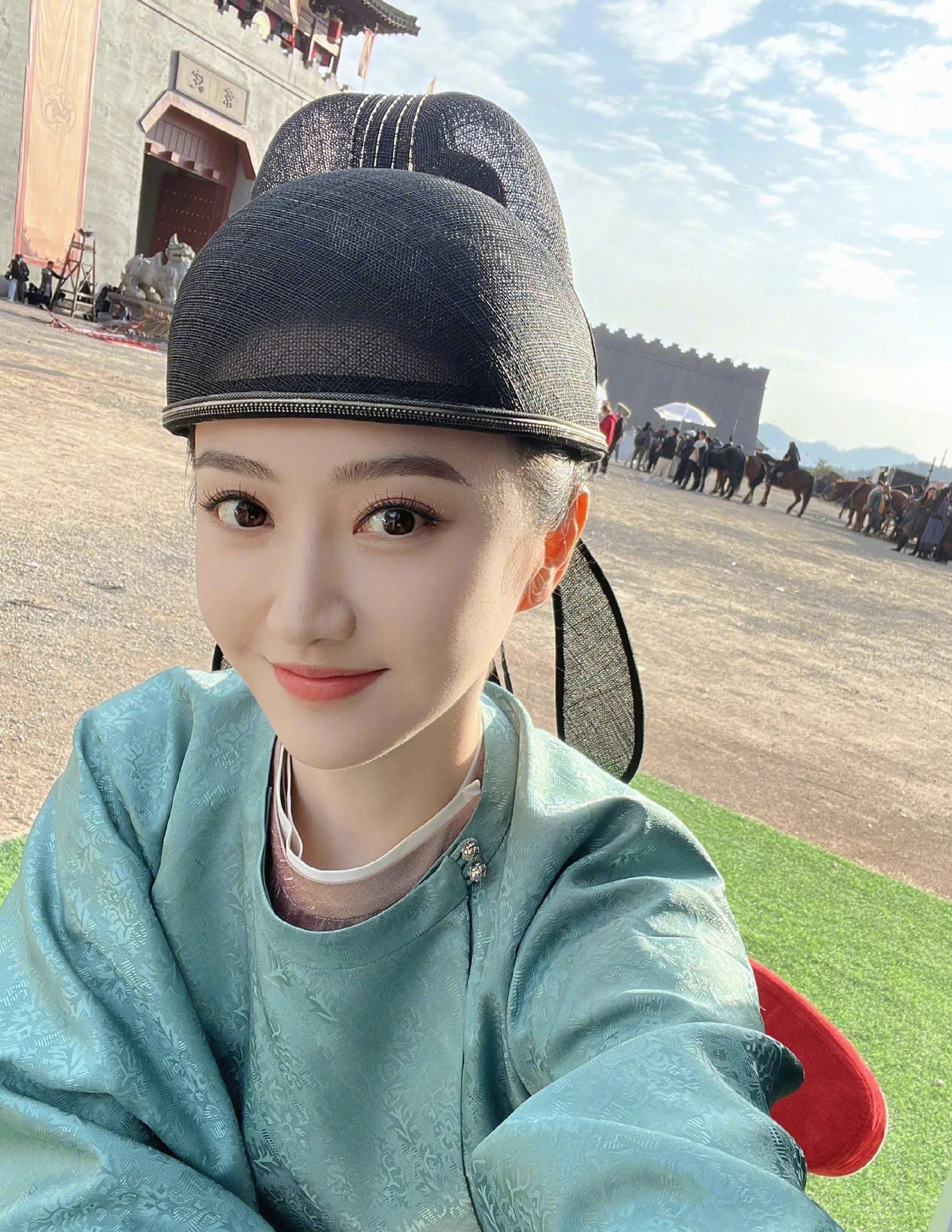 景甜|景甜拍戏间隙晒自拍,女扮男装好清秀,浓眉大眼气质太甜了