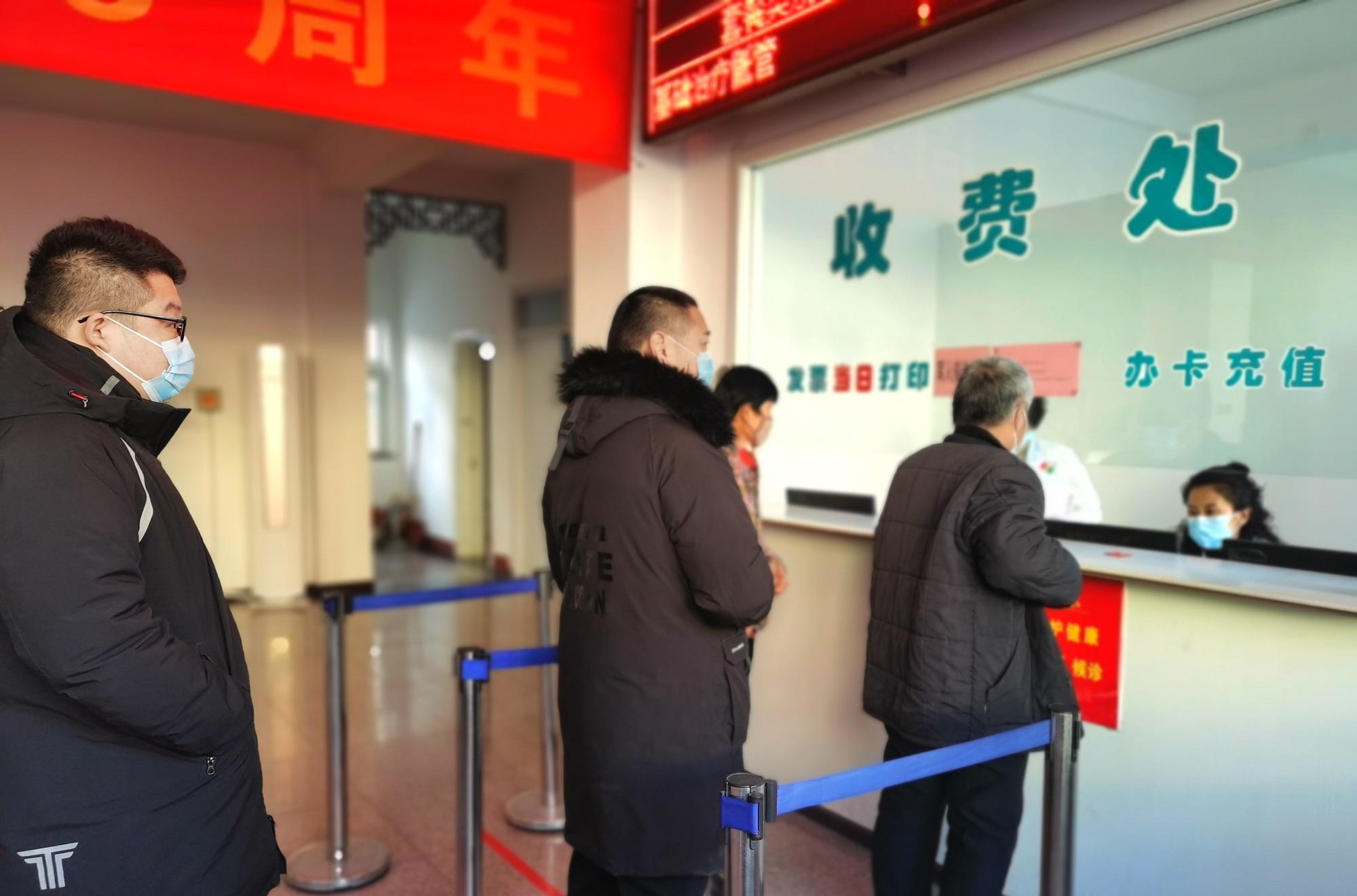 2012年母亲病重失明,女子驱车600里将其抛弃,8旬姥爷躲屋里旁观