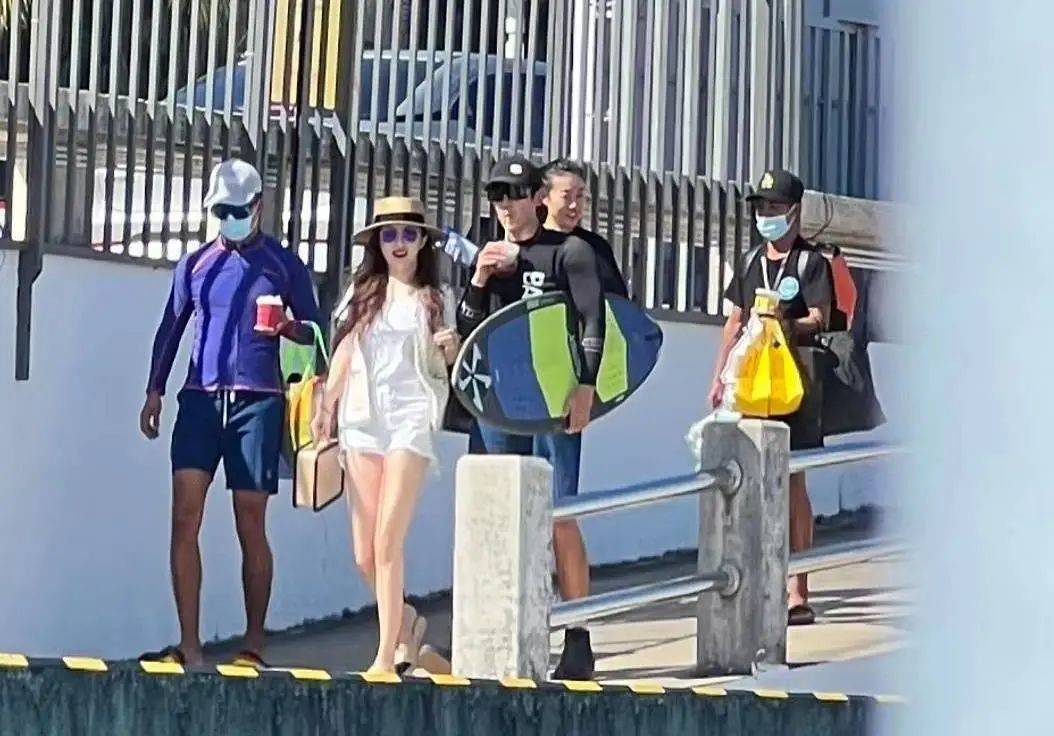 杜江|41岁霍思燕风波后独自带娃会友! 放弃事业回归家庭胖成水桶腰, 凭什么拿捏杜江?