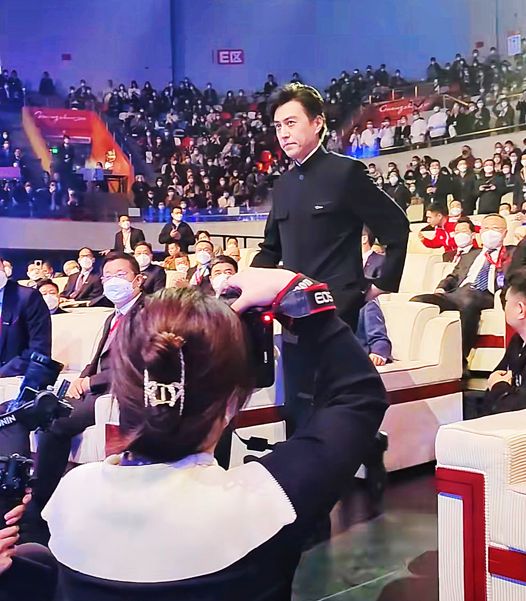 靳东|广州:46岁靳东线下参加活动,头发油亮眼角有皱纹,“男神老了”