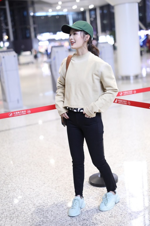 李沁|李沁也有不仙儿的时候，穿卫衣配红唇女人味十足，气质也挺好的