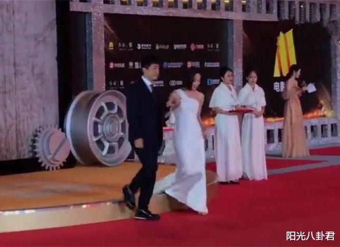 |女星被骚扰时男星表现迥异，有人出头有人蒙圈，还有人忙着看笑话