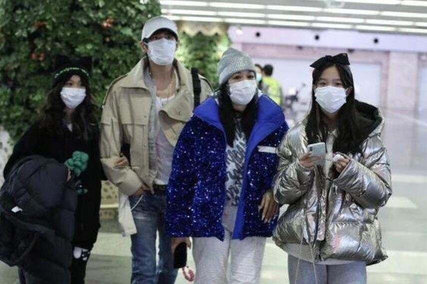刘浩存|钟丽缇一家罕见同框，钟丽缇穿棉服前卫摩登，比13岁女儿还亮眼