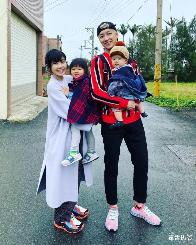 福原爱|福原爱带儿子游迪士尼！穿长裙打扮低调，全程亲自抱娃母爱爆棚