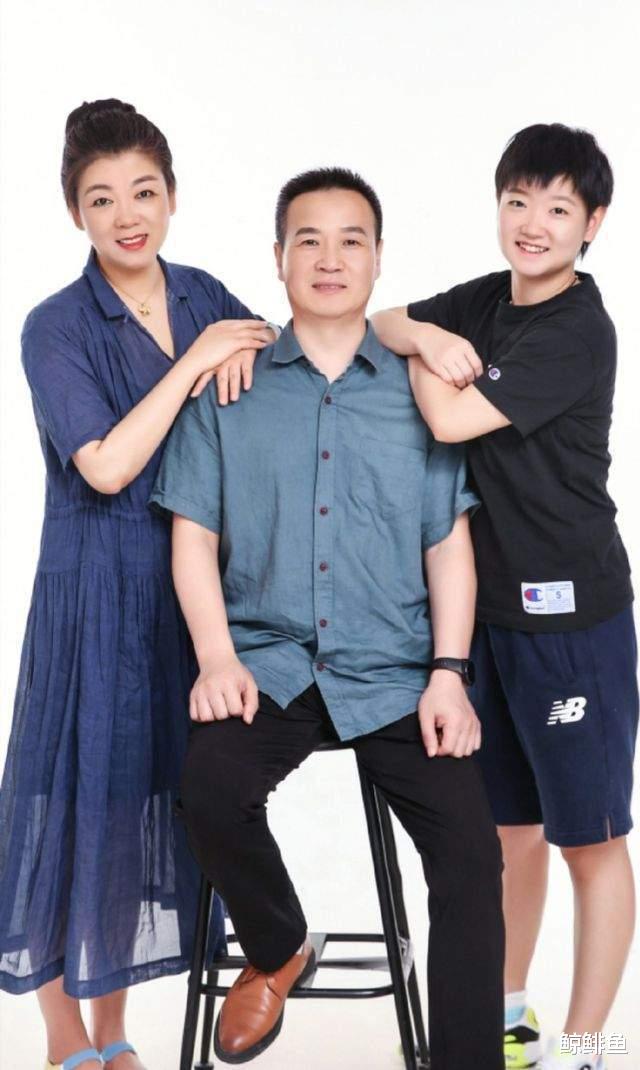 家和万事兴|家和万事兴！孙颖莎一家三口幸福照，妈妈气质优雅与小莎好似姐妹