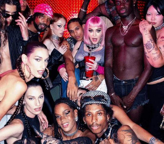 邵美琪|62岁麦当娜晒近照！一头粉发显年轻，夜店与小41岁黑人男友狂欢