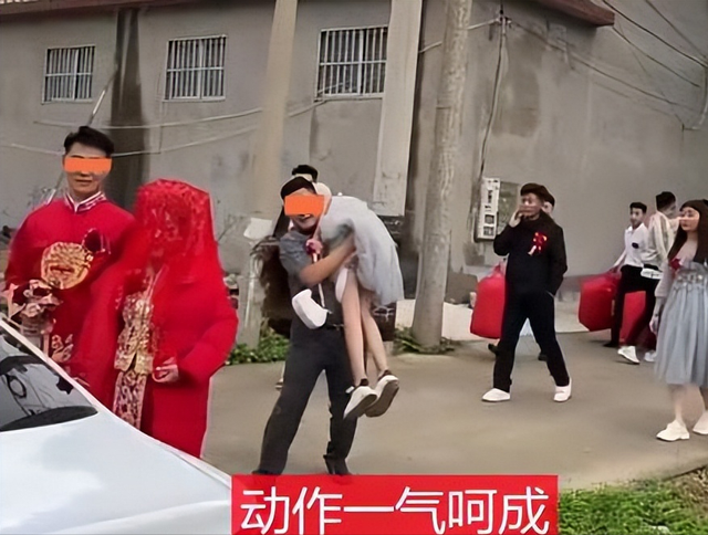 案例:结婚现场,新娘被伴娘占尽风头,网友:这是来砸场子的吧