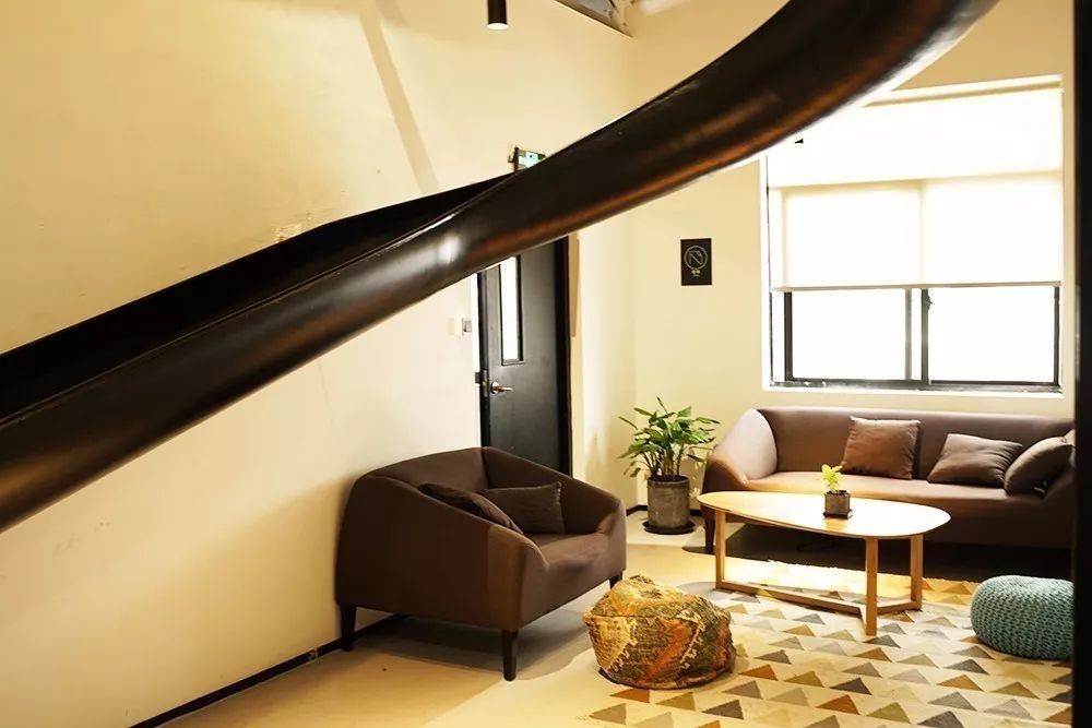 |有趣办公室 | 我在公司滑滑梯，国内10个办公室滑梯盘点