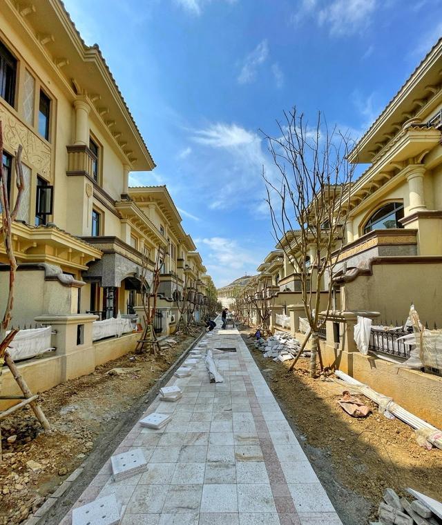 别墅|宁做鸡头不当凤尾！联排别墅边户，到底比中间户好在哪儿？