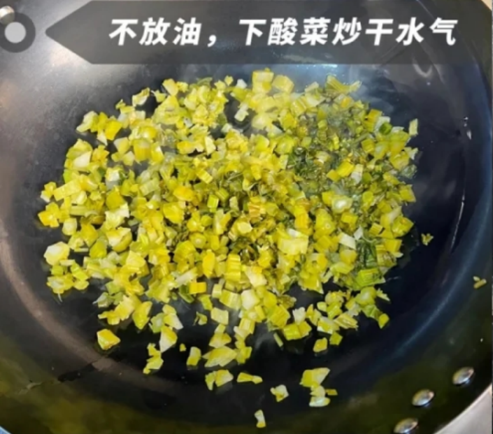 天冷了，湖北人经常吃这菜，简单易学，解馋又下饭，太香了