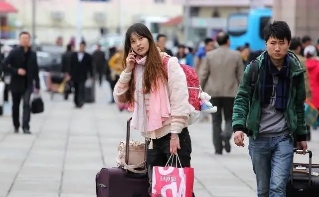 求职|大学毕业找工作,母亲说:孩子,别走太远,留在家乡工作吧,泪目