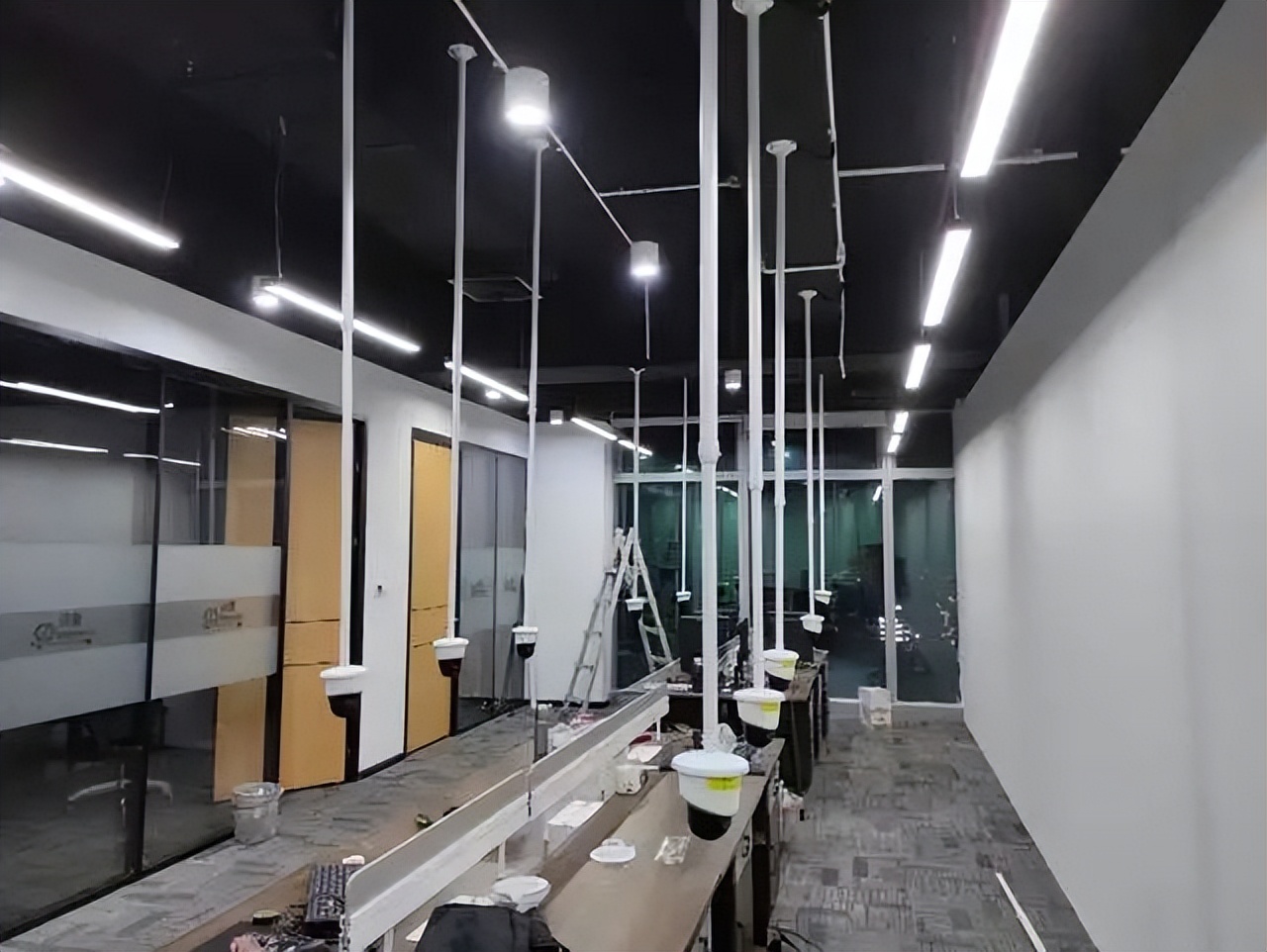 天猫|硬核防摸鱼!深圳某公司安装一对一监控,字节网易更狠!