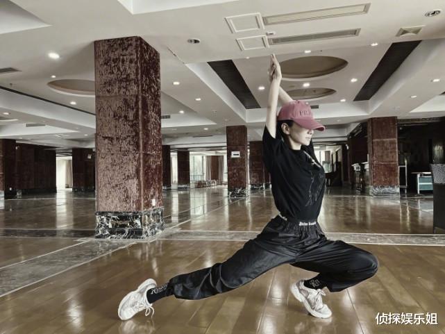 黄奕|44岁黄奕妇女节晒健身照，倒立下腰力量感爆棚，满脸香汗素颜超赞