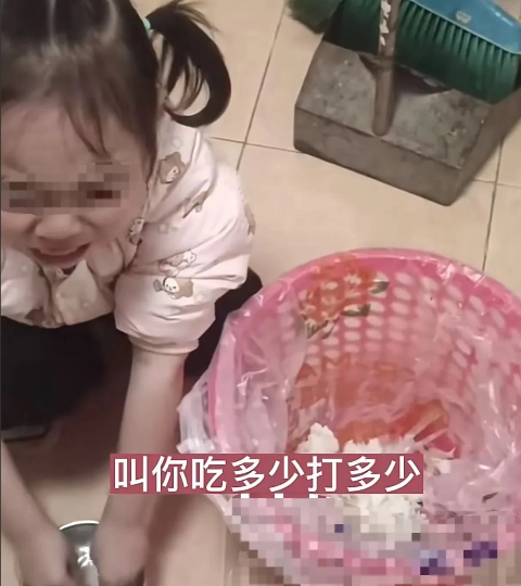 女儿偷偷把饭倒进垃圾桶，父亲发现后，当着女儿的面把垃圾桶里的饭给吃了下去！