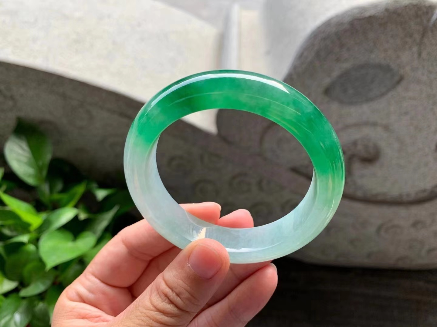 翡翠手镯|带色种水镯太贵？不妨了解下半山半水翡翠手镯，能省一多半的钱