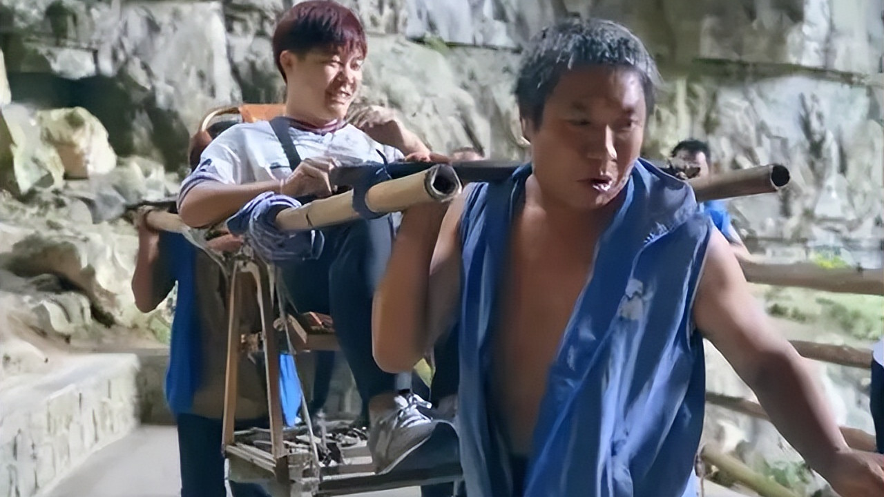 年轻人爬山坐轿子，遭“网络圣人”集体教育：践踏别人尊严！