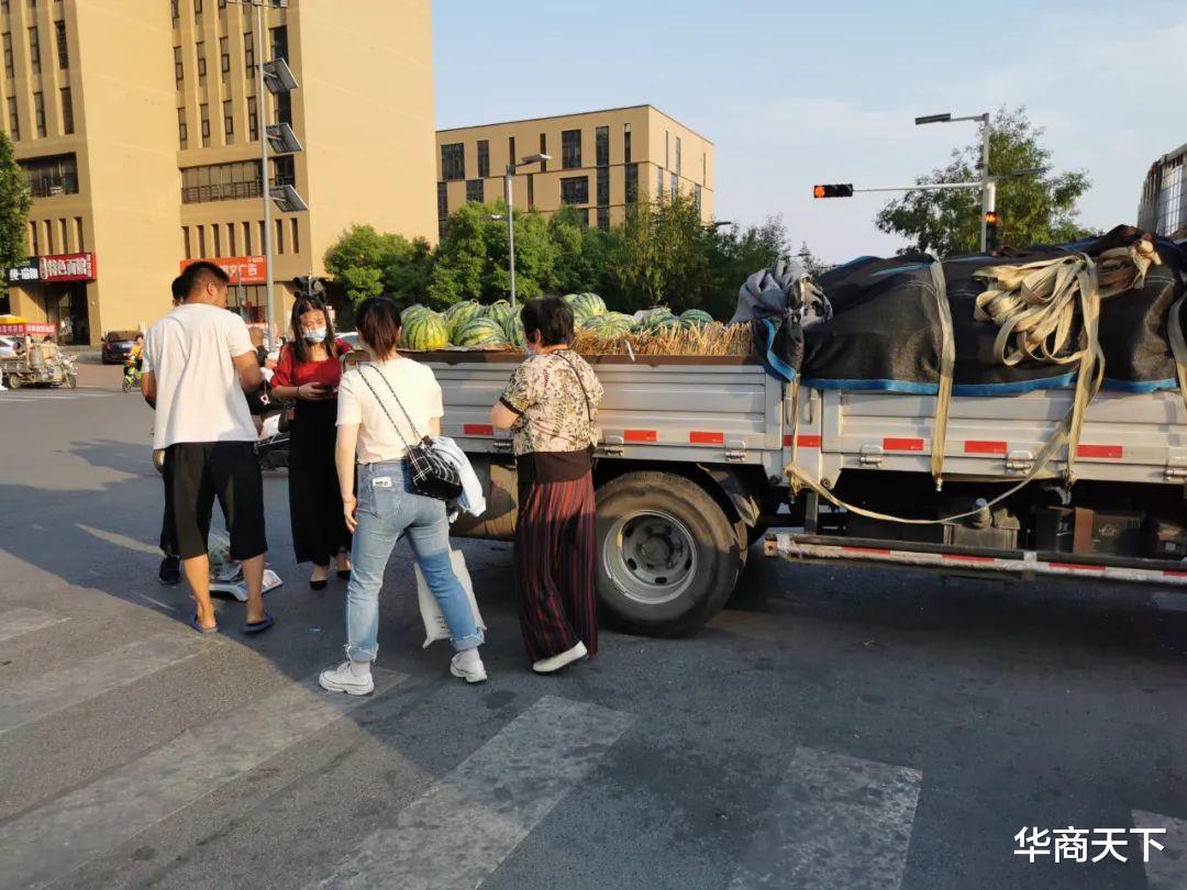 激光电视|别为实体店喊冤了,学生在门店花6000买的联想电脑,网上只卖4000