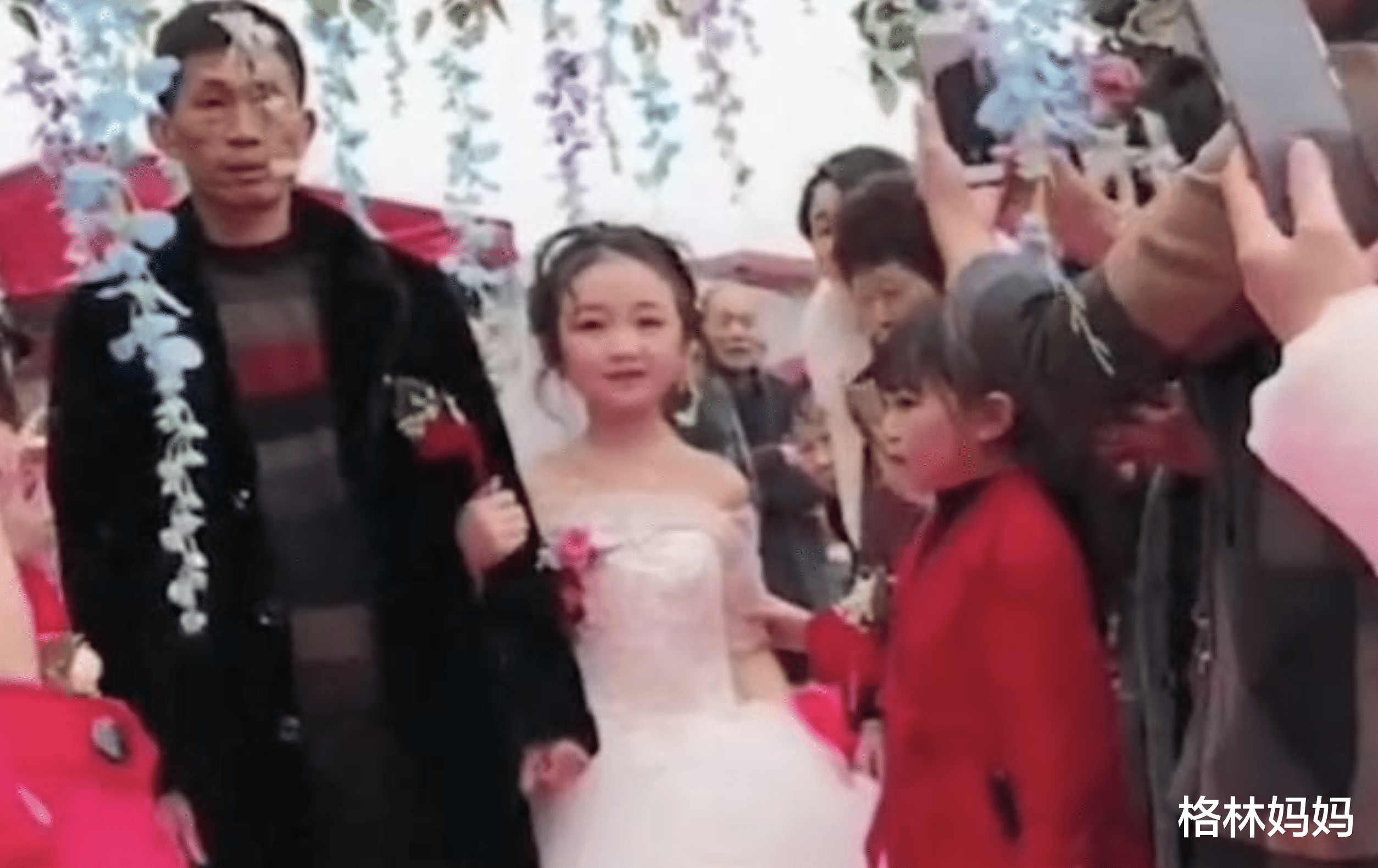 郎才女貌|最美“袖珍女”结婚了，30多岁却拥有孩童般容颜，网友：郎才女貌