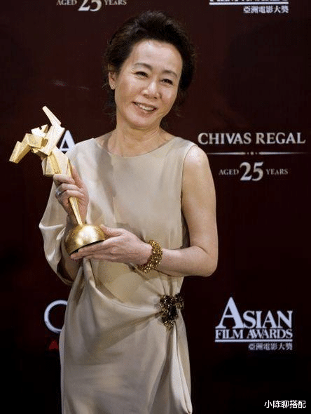 穿衣搭配 美丽不分年龄！73岁尹汝贞穿衣简单，气质赛过同龄人