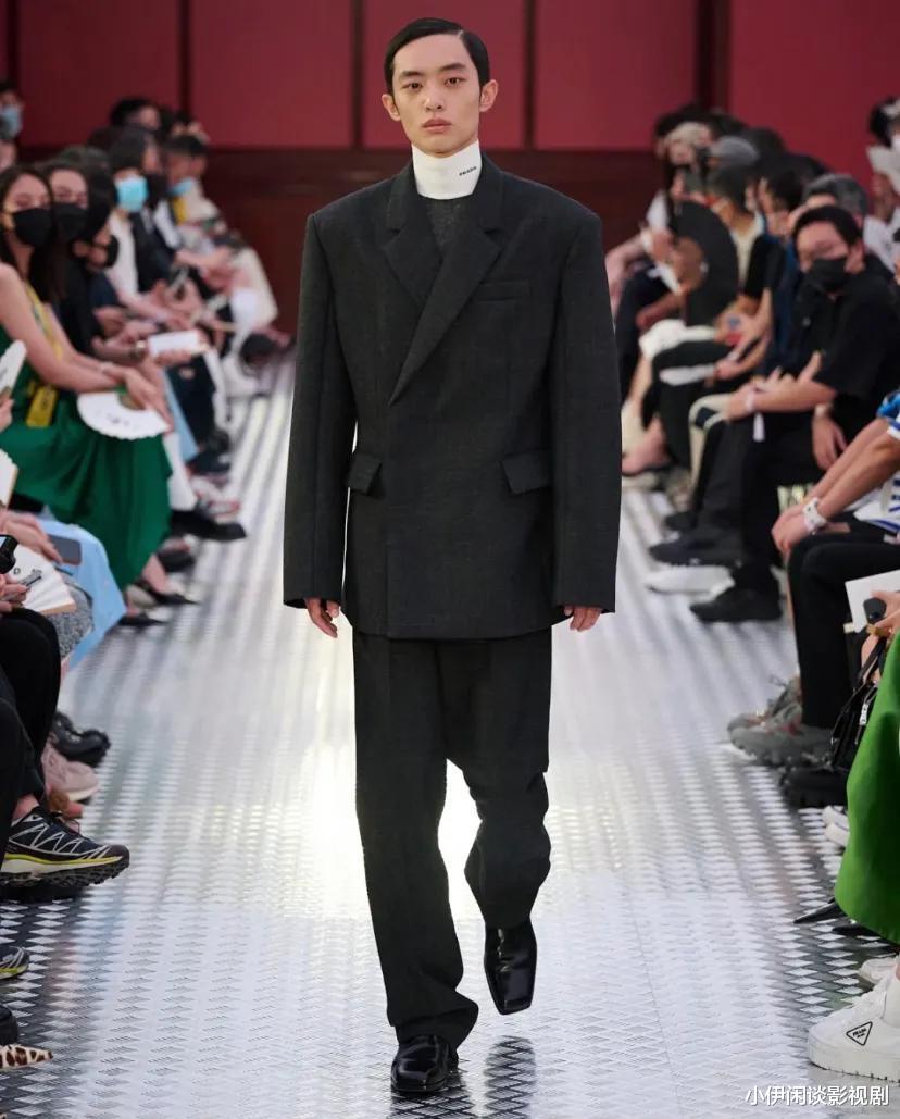 春夏|Prada秋冬大秀：惠英红廖凡惊艳，女演员春夏，含胸驼背还笑场！