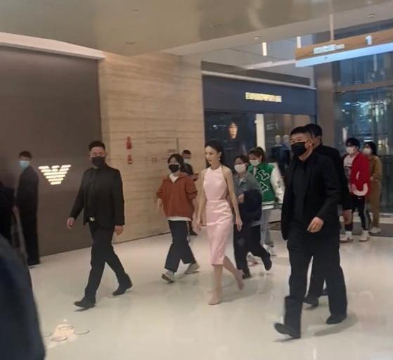 金晨|成都：金晨穿短裙参加活动，连外套都没穿上，“看着她我好冷”