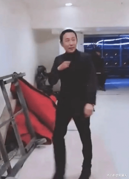 周润发|12位60+男星群像:周润发佝偻如80,吕良伟一身腱子肉似小伙