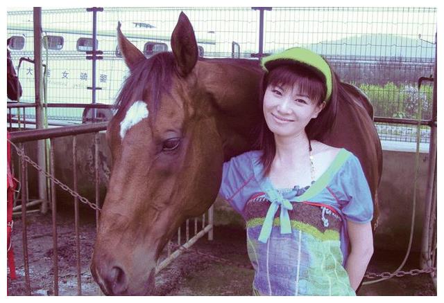 万蒂妮|上海主持人万蒂妮:性格直爽,曾在节目上保护凤姐,现状如何?