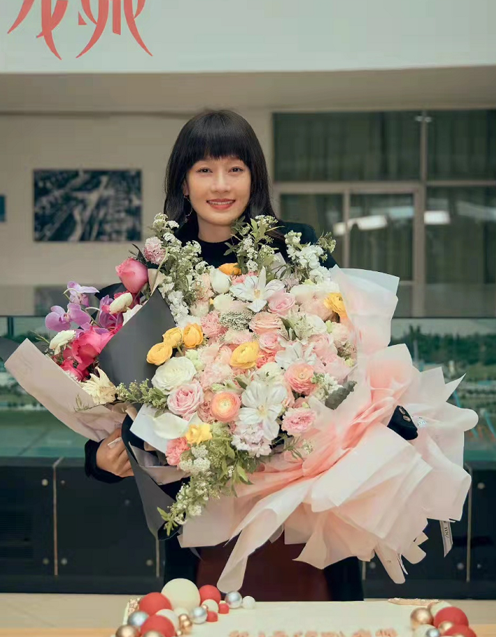 腾讯视频|45岁马伊琍新剧杀青！大胆挑战自我演绝世美女却翻车，穿皮衣好土