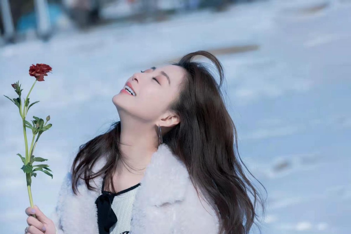 周雨彤|42岁殷桃美貌开挂！雪地拍大片直接光腿上阵好敬业，少女身材好绝