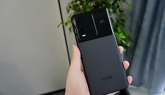 十月性价比最高的3款直屏手机,性能强悍价格良心,还能再战五年