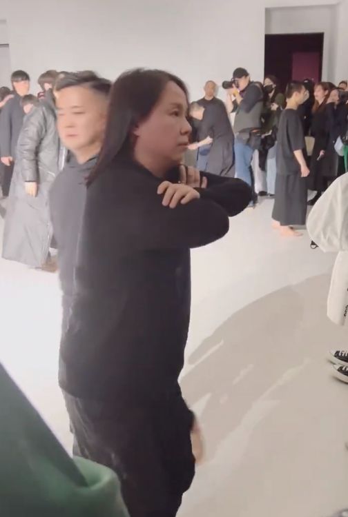 sm|哇唧唧哇成立五周年,龙丹妮光脚热舞放飞自我,现场画风太诡异