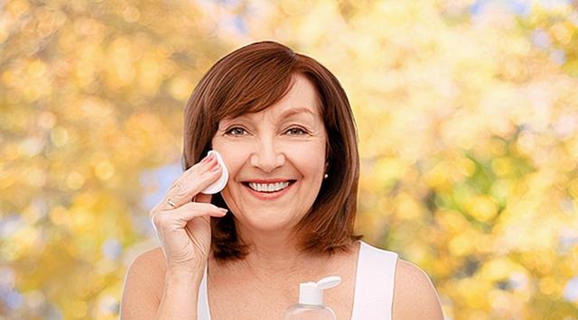 冻龄 70多岁奶奶喜欢化妆和护肤,每月养老金全部用光该劝吗?