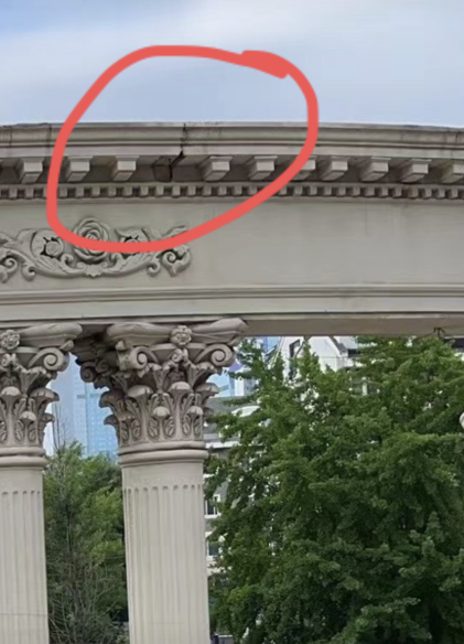 大连澳景园大门装饰横梁掉下大块水泥砖