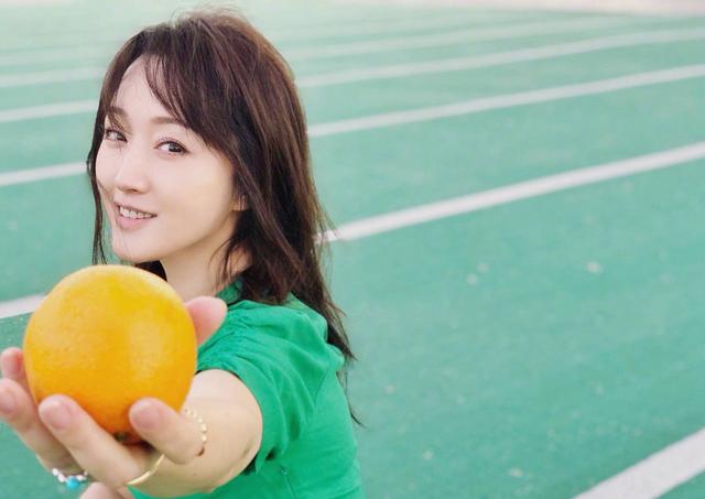 杨钰莹|赖文峰出狱后娶妻又生子，而杨钰莹却至今未婚，她在追求什么？