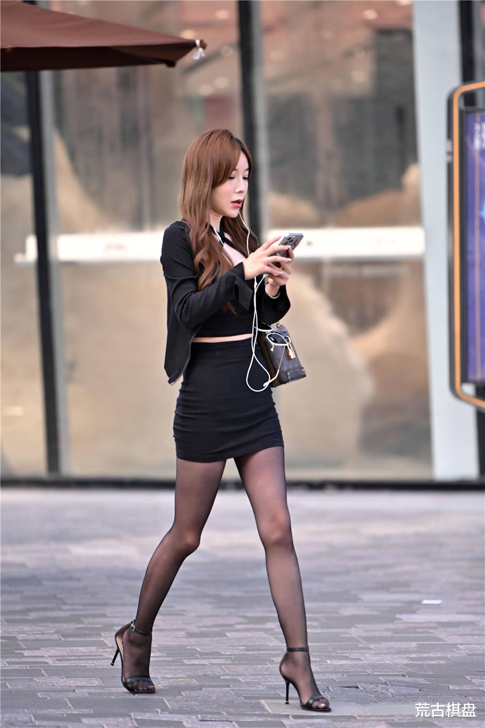 初秋时节搭配黑色丝袜，可以搭配凉鞋，也显得身材很好