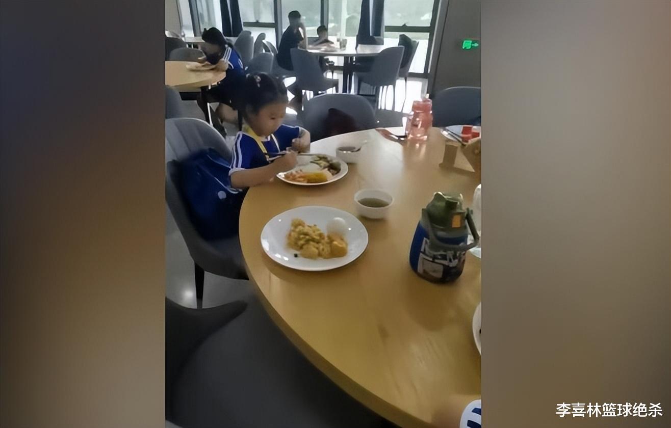 王楠|好乖巧！王楠6岁女儿集训盛饭，礼让大姐姐，网友：不争不抢