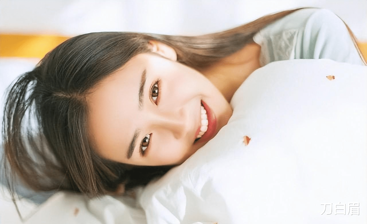 扶弟魔哭诉:拿30万存款给弟买房,被丈夫净身出户,父母拒之门外