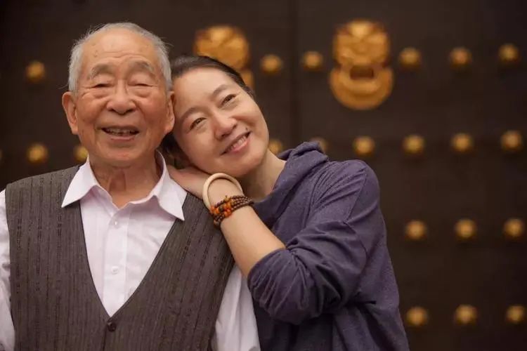 母亲偏心将百万拆迁款给儿子,住院后却让女婿拿钱,心真狠