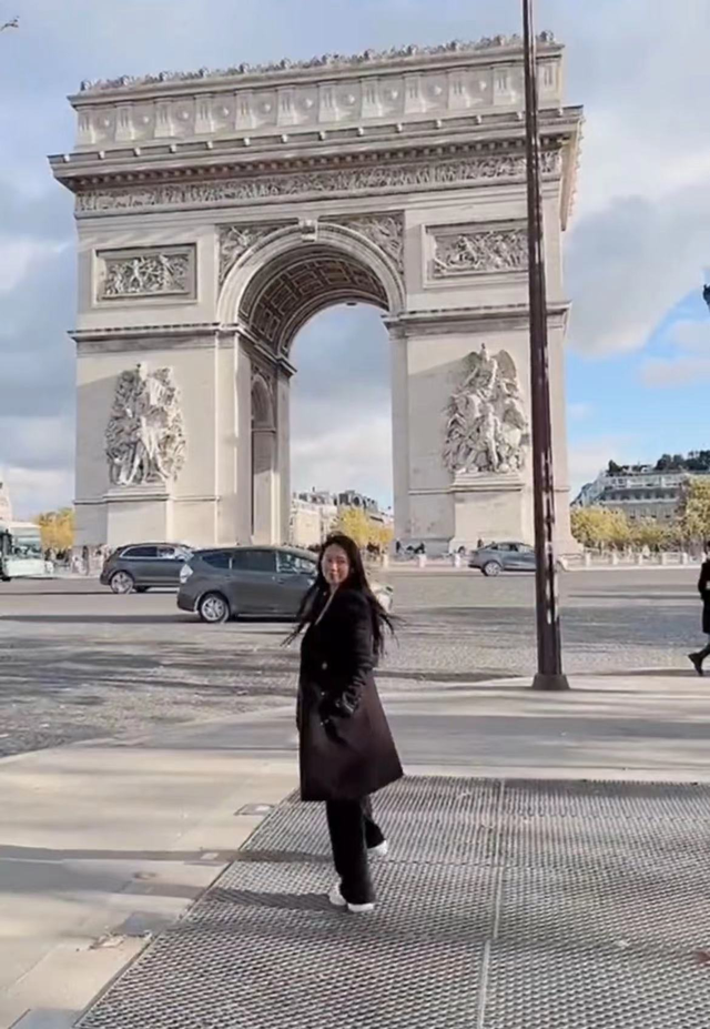 伊能静|54岁伊能静暂居海外玩乐，在凯旋门素颜拍照