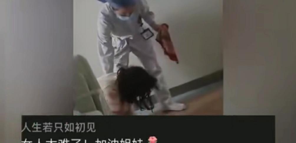 回顾:江苏一女子在病房地面爬行,场面让无数网友落泪:她老公是爱人?