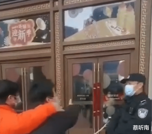 上海一商场因疫情突然被封闭,宝宝被困其中,家属忍不住崩溃大哭